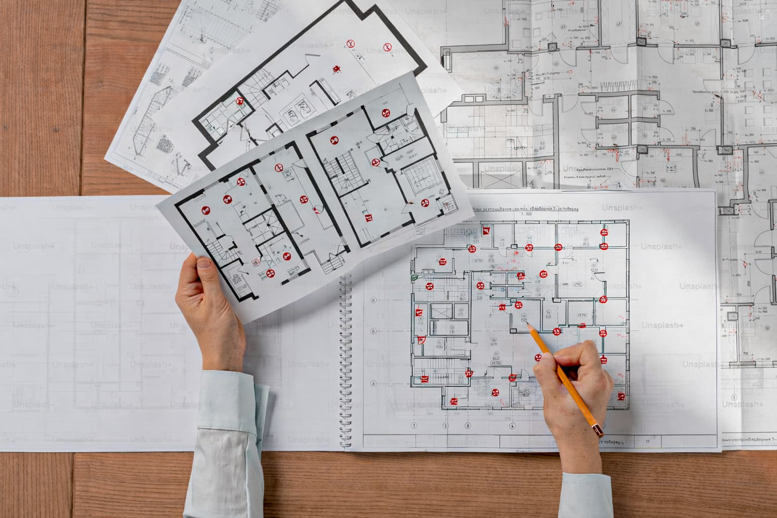 Planos de ingeniería y distribución de dispositivos en proyecto